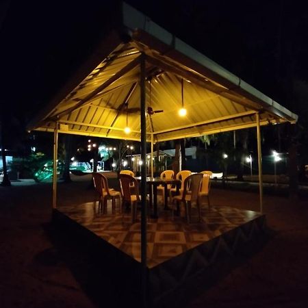 Hangout Kalyānpur Buitenkant foto