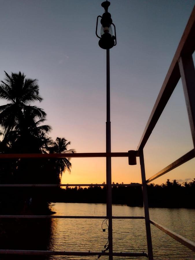 Hangout Kalyānpur Buitenkant foto